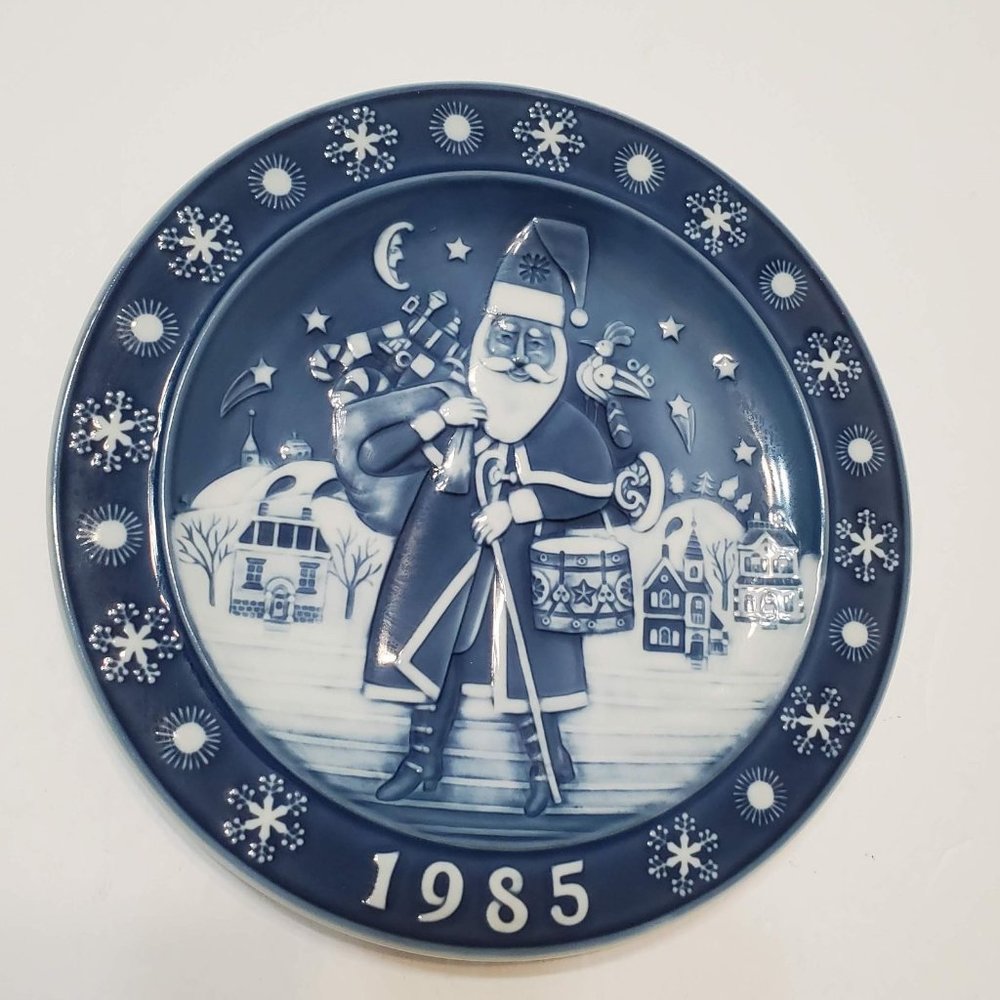 Dansk Spirit of Christmas Plate 1985, Santa Claus with Toys, Blue & White China